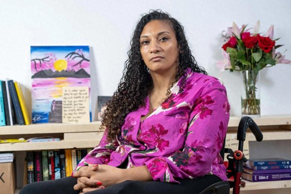 炒股入门知识配资平台 英国女子回忆4年前遭遇: 因拒绝跨年时亲吻男友, 他折断我的脊椎